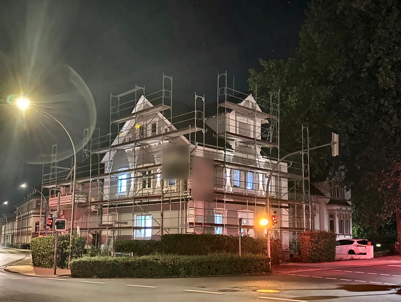 Das Haus bei Nacht, komplett eingerüstet während der Arbeiten